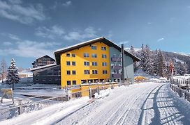 Basekamp Mountain Budget Hotel