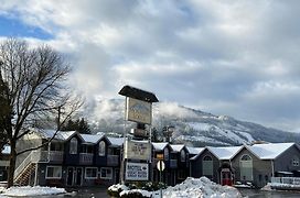 Monashee Lodge