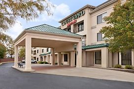 Courtyard By Marriott Topeka