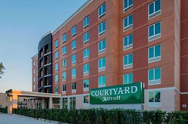 Courtyard By Marriott New York Queens/Fresh Meadows