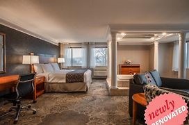 Monte Carlo Inn Barrie - Newly Renovated