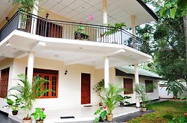 Anuradha Holiday Apartments Anuradhapura Exterior photo