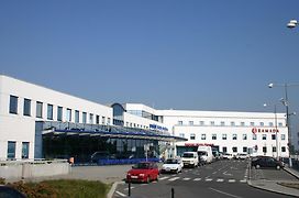 Ramada Airport Hotel Prague Exterior photo