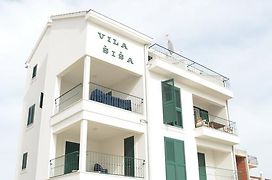 Beachfront Apartments Villa Sisa