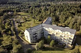 Residence Hotel Les Ducs De Chevreuse Avec Parking, Hebergement, Repas & Pdj