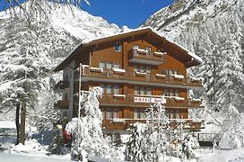 Ski-In/Ski-Out Hotel Sport