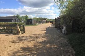 Willow Court Farm The Lodge & Petting Farm, 8 Mins From Legoland & Windsor, 15 Mins From Lapland Uk