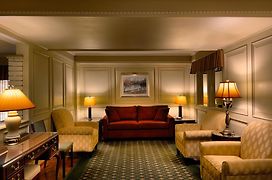 Royal Scot Hotel & Suites