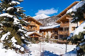 Skissim Premium - Résidence Le Hameau du Rocher Blanc 4* by Travelski
