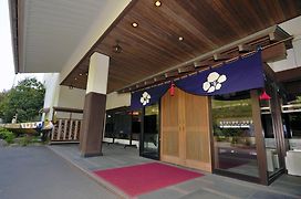 にっしょうかん 新館 梅松鶴