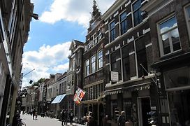 Hotel Hanzestadslogement De Leeuw in het centrum, Snoepwinkel, Hanzemuseum, Koffieschenkerij met Binnenplaats, Kamers met keukentje en Ontbijtservice