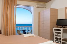 Delfini Beach Hotel&Suites