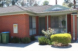 Australian Home Away Ringwood Bardia Exterior photo