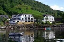 Holly Tree Hotel, Swimming Pool & Hot Tub