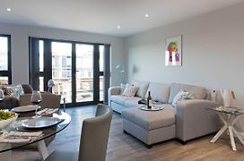 Cotels At 7Zero1 Serviced Apartments - Modern Apartments, Superfast Broadband, Free Parking, Centrally Located
