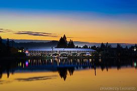 Inn On Long Lake