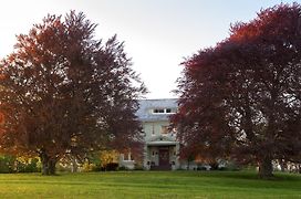 Yale Manor B&B & Yurt Glamping