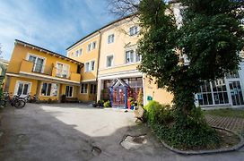 Yoho - International Youth Hostel Salzburg Exterior photo