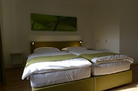 Urraum Hotel Former Dreamhouse - Rent A Room