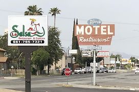 Toppers Motel