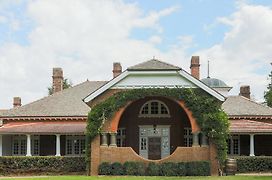 Petersons Armidale Winery And Guesthouse
