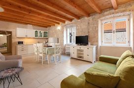 Villa Mama - Traditional Apartments In Omis, Free Parking