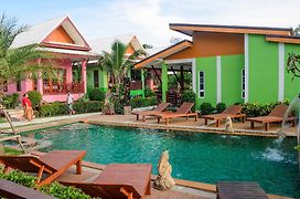 Pinky Bungalow Resort - Sha Extra Plus