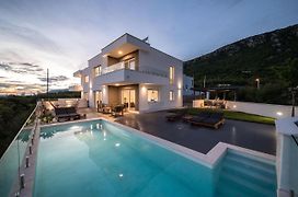 Luxury Villa Ena