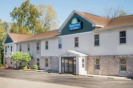 Days Inn & Suites By Wyndham Sellersburg