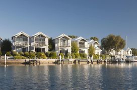 Captains Cove Resort - Waterfront Apartments