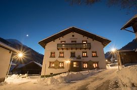 Pension Der Steinbock - Das 300 Jahre Alte Bauernhaus - Tirol Sankt Anton am Arlberg Exterior photo