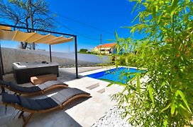 Villa Village Idylle with pool, sauna, jacuzzy&private parking, garden