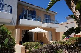 Aurora Townhouse - Complimentary Paphos Airport Transport