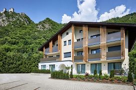 Residence Laitacherhof - Modern Eingerichtete Apartments In Der Nahe Vom Zentrum Von Klausen Mit Pool