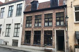 Guesthouse Dijver - Hidden Gem Right In The Historic Centre Bruges Exterior photo