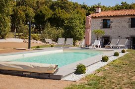 Gîte La Grange 5 personnes proche du Puy du Fou avec piscine