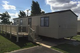 2 And 3 Bedroom Caravans With Hot Tubs At Tattershall Exterior photo