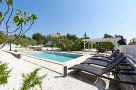 Villa Donna - Holiday House For Relaxation With Pool, Souna, Jacuzzi & Biliards, Liznjan - Istra