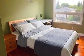 Nice Rooms With Private Bath In Mid Town Toronto