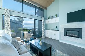 Birch Bay Waterfront Condo - Lofted Layout & Steps From Beach