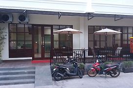 Legenda Beril Hostel Makassar Exterior photo