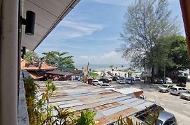 8 Boutique By The Sea Hotel Tanjung Tokong Exterior photo