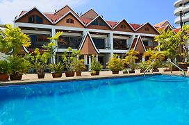 Corrib Village South Beach Pattaya Exterior photo
