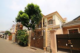Maharani Guesthouse Tebet Syariah Jakarta Exterior photo