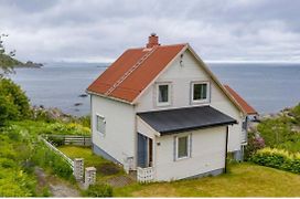House By The Sea Reine, Lofoten