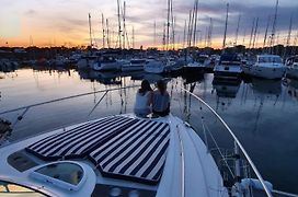 Y-Knot-Two Bedroom Luxury Motor Boat In Lymington