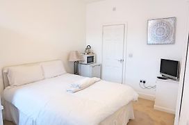 Whitburn Guest House About 7 Mins Walk To The City Free Internet Tv