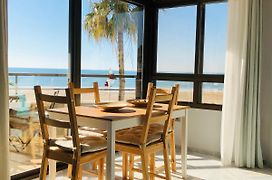 Victoria Beach Sunset Lounge