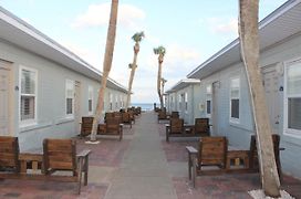 Shoreline Suites & Cabana Cottages - Beachfront
