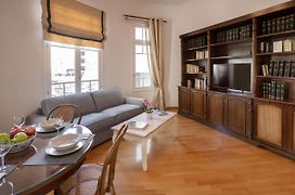 Neoclassical Apartment Close To Syntagma-Plaka By Ghh